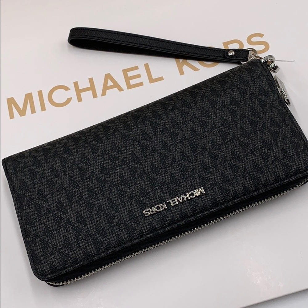MK Jet Set Travel Continental PVC Signature Zip Wallet Wristlet Phone Holder NWT